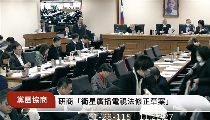 張啓楷抨擊，政府將標案、補助給某些特定媒體，讓媒體變成民進黨的第二文宣部；陳培瑜痛斥，張啓楷又在造謠，惡意指涉特定媒體，協商時應就法論法，不要再惡意造謠。（圖／翻攝自國會頻道）