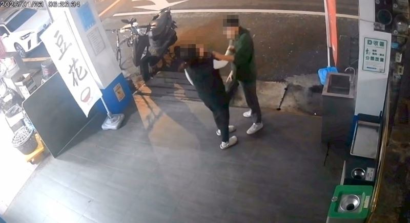 情侶喝醉酒在店門口打架。（圖／記者石明啟攝影）