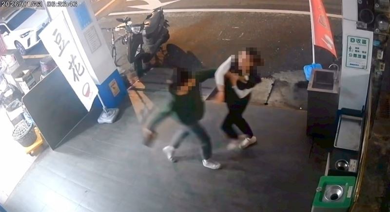 女生動手毆男友、抓頭髮。（圖／記者石明啟攝影）