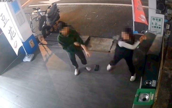 女生砸店出氣。（圖／記者石明啟攝影）