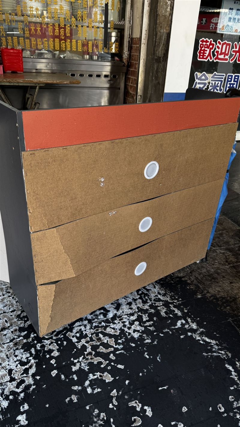 櫥櫃和廚餘櫃都遭到損壞。（圖／記者石明啟攝影）