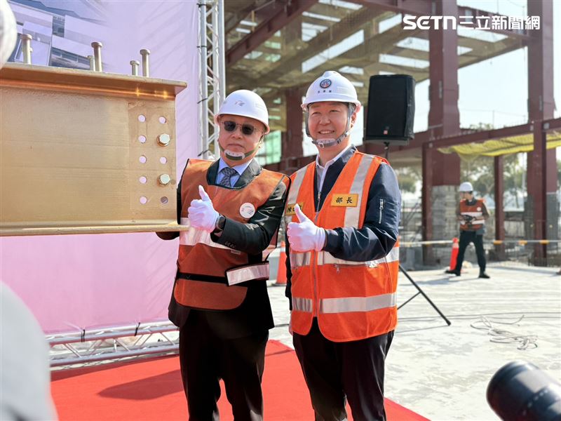 交通部陳世凱部長、台灣高鐵公司史哲董事長在鋼梁安裝螺栓。（圖／記者李育道攝影）