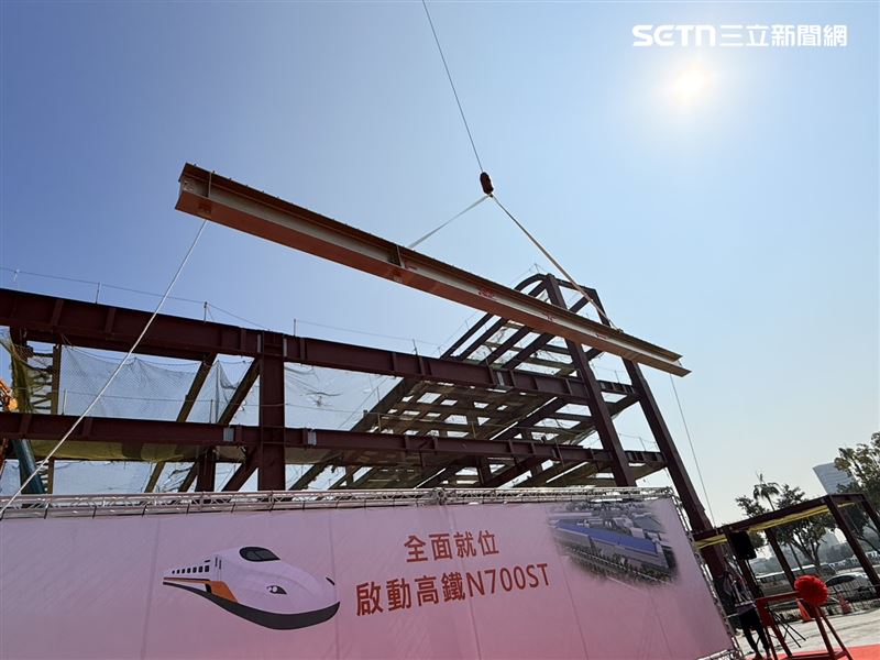 台灣高鐵左營基地增建的「第二車輛檢修廠」今（28）日舉行上樑典禮。（圖／記者李育道攝影）