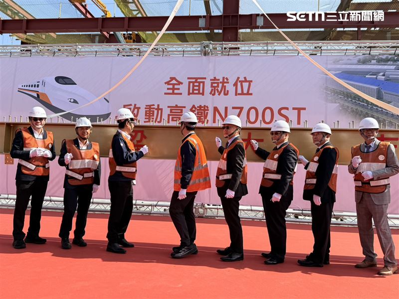 高鐵「第二車輛檢修廠」上樑前陳世凱、陳其邁、史哲簽名。（圖／記者李育道攝影）