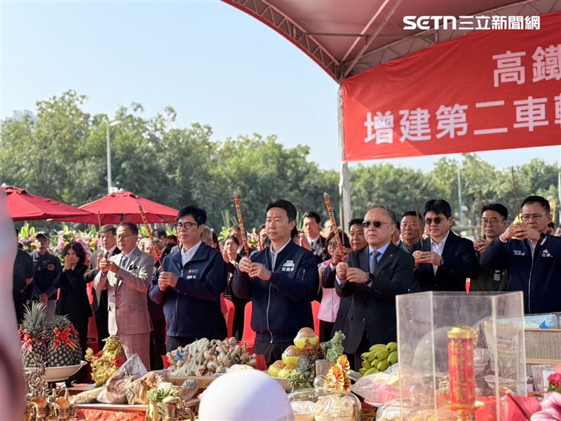陳世凱、陳其邁市長史哲董事長為檢修場祈福。（圖／記者李育道攝影）