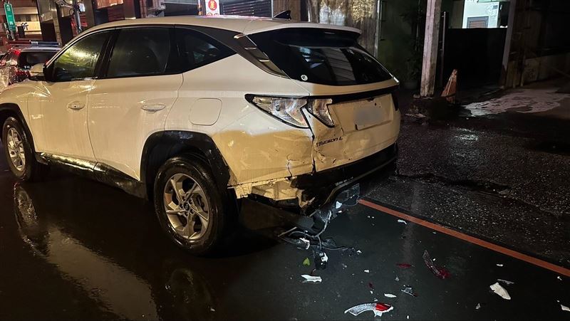 黃男駕駛多元計程車失控暴衝，撞毀3台偵防車。（圖／翻攝畫面）