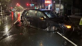 基隆,多元計程車,少年隊,打滑失控,暴衝,偵防車,車禍。（圖／翻攝畫面）