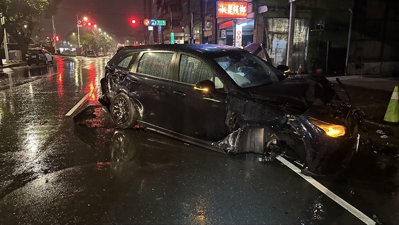 多元計程車深夜失控!撞毀3警車屁股全爛