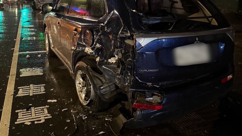 黃男駕駛多元計程車失控暴衝，撞毀3台偵防車。（圖／翻攝畫面）