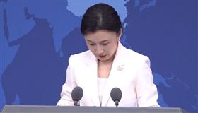 國台辦發言人張晗被問到張又俠、劉振立被調查，就狂翻手上資料（圖／翻攝畫面）