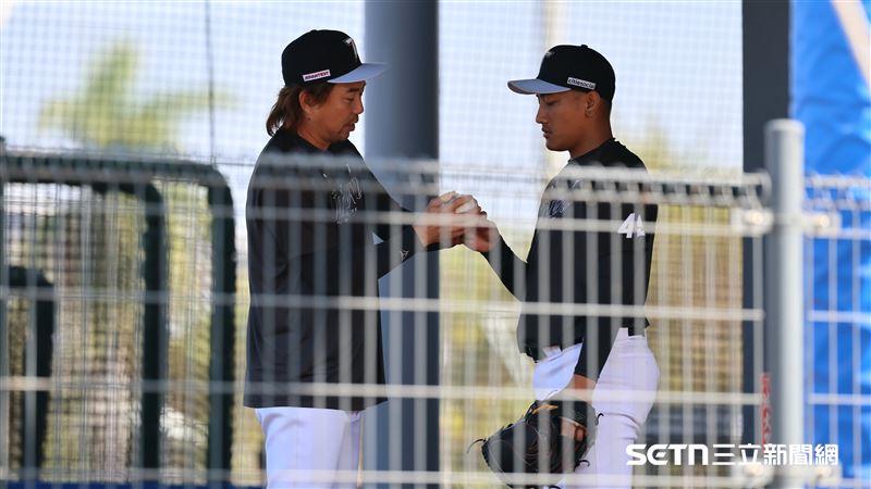 經典賽台灣隊集訓，投手教練林岳平指導吳俊偉握球。（圖／記者劉彥池攝影）