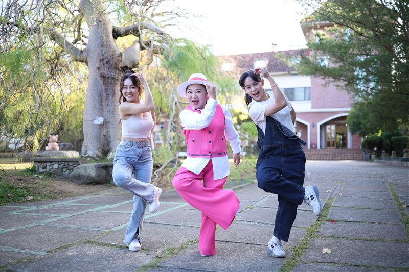 胡子萱(右起)日前與白冰冰、蔡亞露同遊苗栗。(圖/長興影視提供)