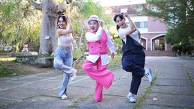 胡子萱(右起)日前與白冰冰、蔡亞露同遊苗栗。（圖／長興影視提供）