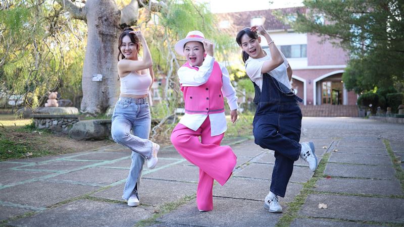 奪世大運跆拳銀牌　她轉當藝人簽給白冰冰