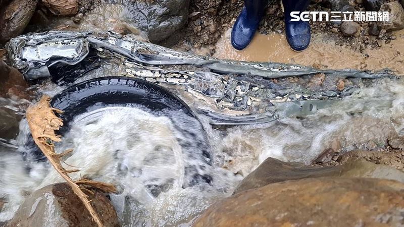 高雄市桃源區台20線「南橫公路」去年發生坍塌事故，當時一家五口共乘一車行經該處翻落邊坡，釀成2死3失蹤的悲劇。（圖／翻攝畫面）