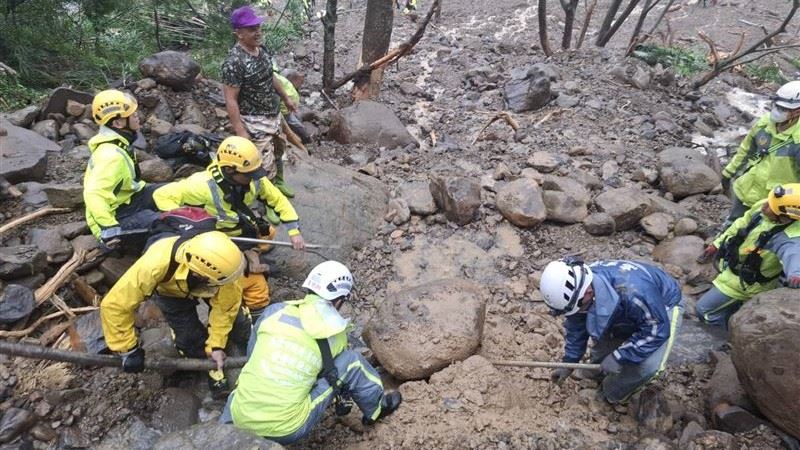歷經將近2週搜救行動，於去年8月12日結束搜救，一家五口僅尋獲2人的遺骸。（圖／翻攝畫面）