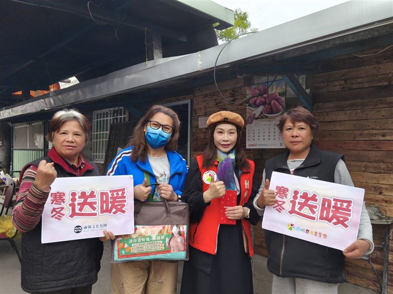 雨揚（右二）赴花蓮做公益。（圖／雨揚慈善基金會提供）