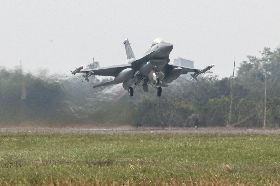 春節加強戰備　F-16戰機升空巡邏