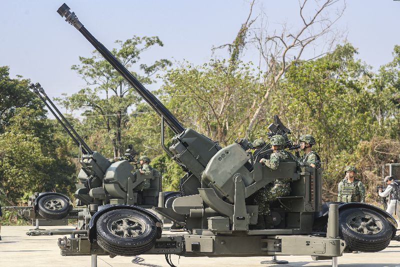 空軍第四聯隊28日執行春節加強戰備操演，架設35快砲進行防空緊急程序演練。（圖／中央社）