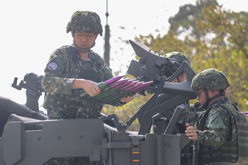 35快砲操演空軍第四聯隊28日執行春節加強戰備操演，演練進入防空緊急程序，35快砲裝載彈藥。（圖／中央社）
