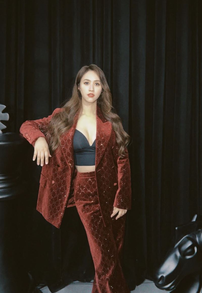 Sandy低胸深V。（圖／翻攝自IG）