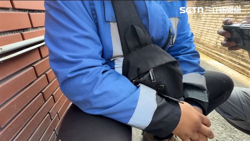 28歲騎士自責落淚，自述看到一棵樹閃了一下，疑似因此怪手翻落對向砸死人。（圖／記者朱俊傑攝影）