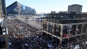 ICE探員接連設拉兩名手無寸鐵的平民，引爆民憤。圖為明尼阿波利斯的反ICE抗爭，聲勢浩大。（圖／翻攝自X平台 @PopularFront_）