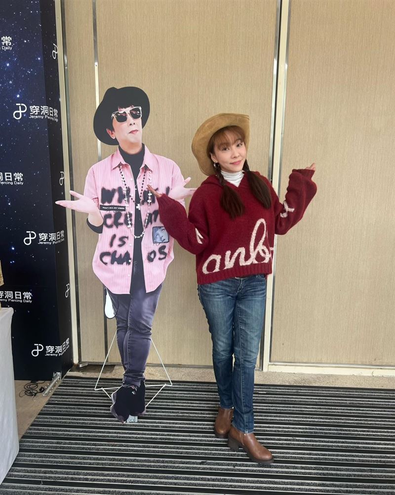 劉致妤帶著曹西平給她的帽子出席告別式。（圖／翻攝自臉書）