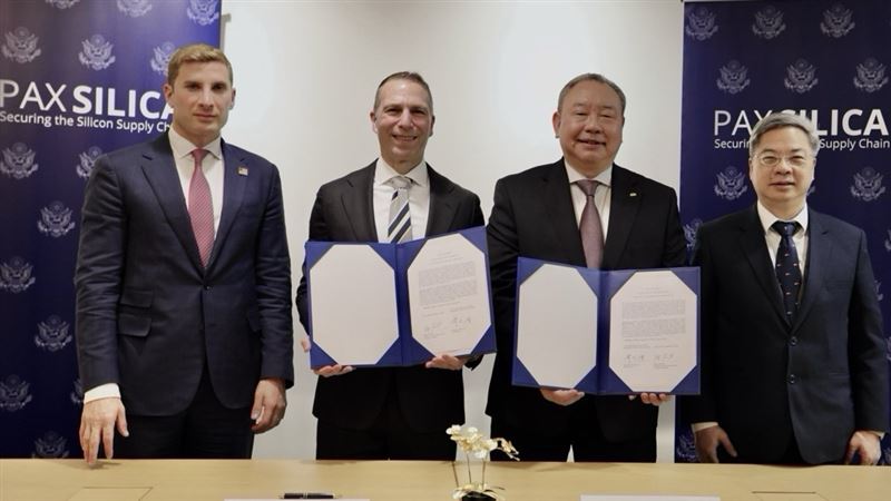 台美雙方簽署「矽盛世宣言及台美經濟安全合作聯合聲明」，經濟部長龔明鑫（右一）與美國國務院經濟事務次卿Jacob Helberg（左一）見證。（圖／翻攝自經濟部網站）