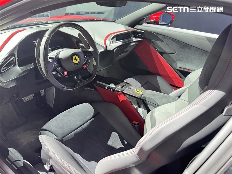 內裝搭配三螢幕配置與Apple CarPlay、Android Auto。（圖／記者鍾釗榛攝）