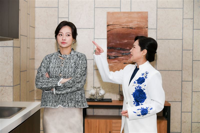 璟宣與林秀玲相差20歲，但是小孩都是高中生，因此很有共同話題。（圖／三立）