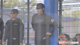 經典賽台灣隊集訓，投手陳冠宇在牛棚看隊友練投。（圖／記者劉彥池攝影）