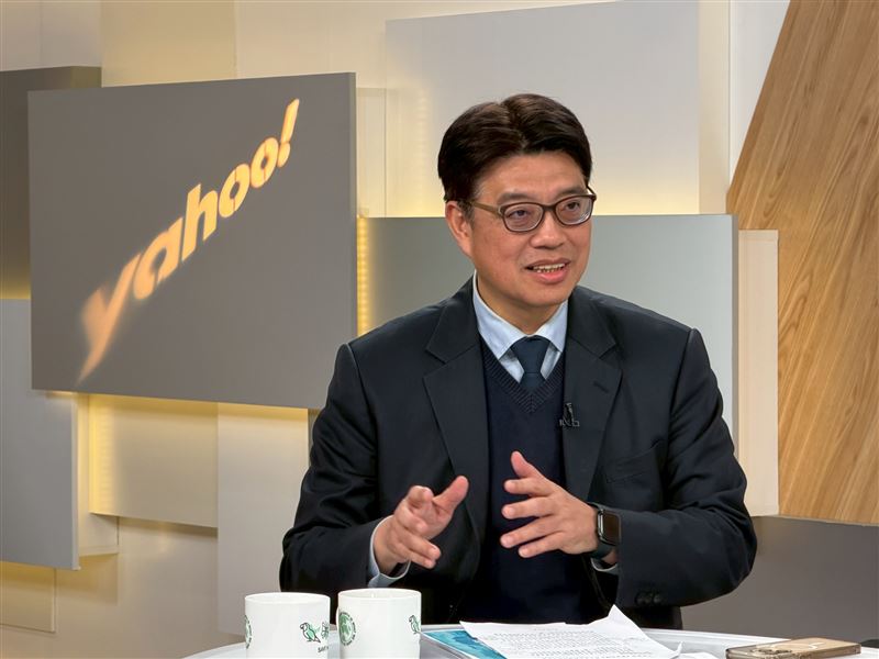 陸委會主委邱垂正接受Yahoo《齊有此理》節目專訪。(圖/Yahoo《齊有此理》節目提供)