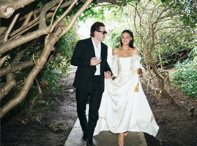 沈嶸也提到,布魯克林與妮寇拉屬於「正緣」關係,女方具備明顯「幫夫運」,無論在經濟條件或精神支持上,都讓布魯克林感到被理解與尊重,這也是他選擇力挺妻子、不惜與家族翻臉的重要原因。(圖/翻攝自妮可拉佩茲IG)