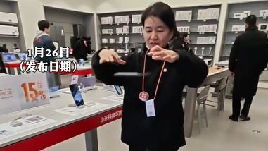 女店員實測手機防摔 下秒螢幕裂開尷尬了