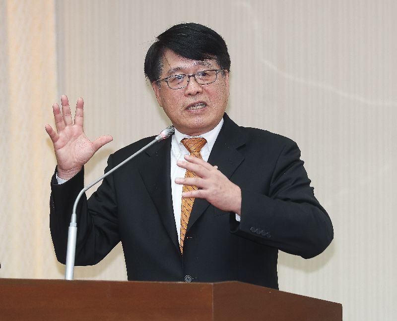 游盈隆：支持公投綁大選中選會主委被提名人游盈隆（圖）28日在立法院表示，支持公投綁大選，也指2018年的情形是場災難、狀況也很獨特，但「不要倒洗澡水，連嬰孩一起倒掉」，公投是重要的，與選舉綁在一起利益甚佳，過去經驗也證明沒問題，會盡力不重演2018年惡夢。(圖／中央社）