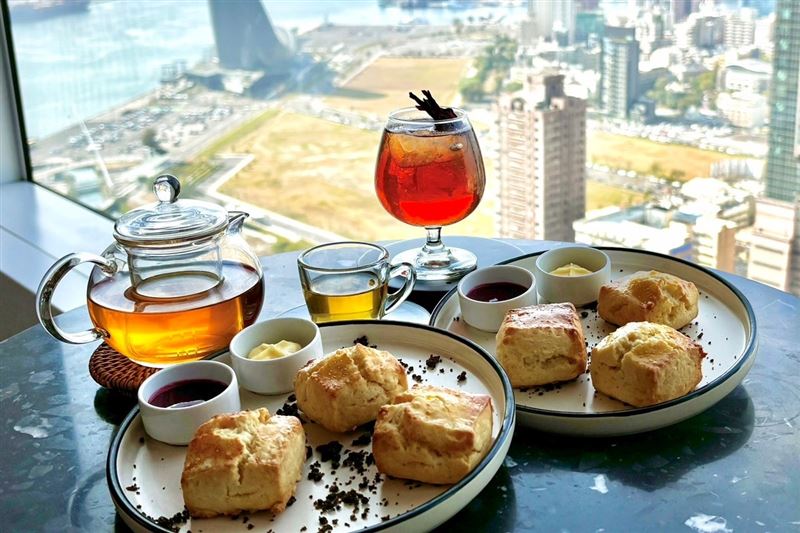 本次套票獨家贈送飛裊茶軒雙人下午茶點，享受位在25樓的絕美高空下午茶，增添追星之旅美好回憶。（圖／易遊網提供）