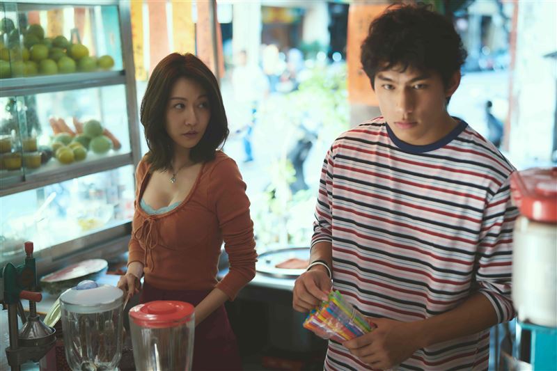 曾莞婷在《功夫》中飾演王淨媽媽，火辣造型跟朱軒洋有曖昧情愫。（圖／麻吉砥加提供）