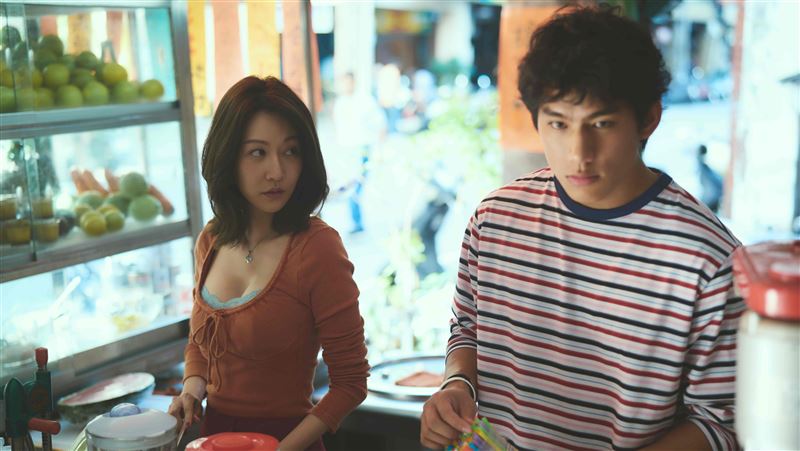 曾莞婷當辣媽談姐弟戀　春風妝厚到認不出