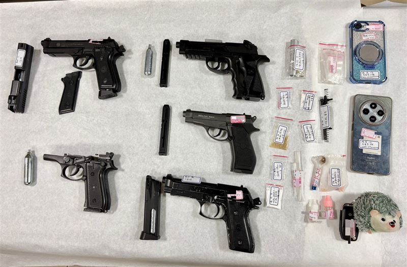 里港警方在吳男車輛查獲各式毒品及槍枝。（圖／翻攝畫面）