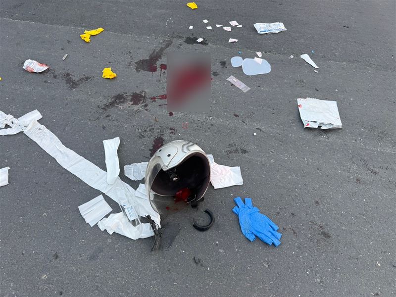地上留下變形的安全帽及血跡。（圖／翻攝畫面）