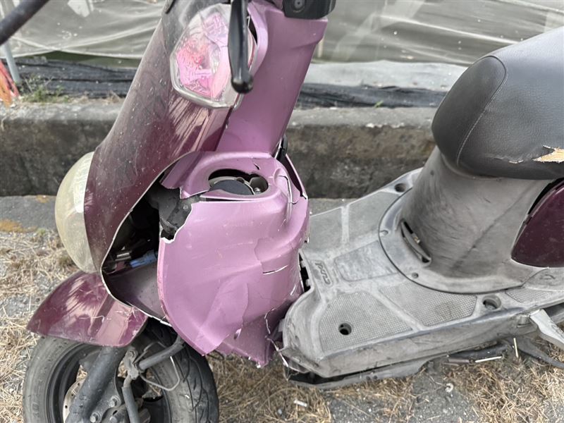 婦人騎乘的機車車頭被撞碎。（圖／翻攝畫面）