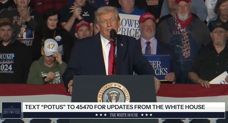 川普在愛荷華州的演說中詢問支持者是否要再贏第四次，意指挑戰續任總統。（圖／截圖自白宮YouTube頻道）