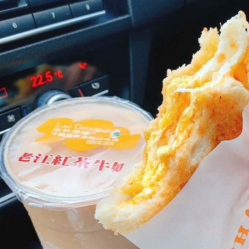 老江紅茶牛奶經典組合，一直是不少老顧客的早餐名單。（圖／翻攝老江紅茶牛奶臉書）