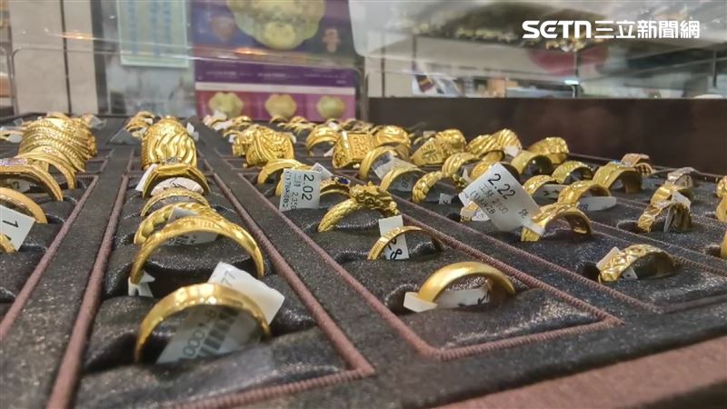 銀樓各式各樣的金飾