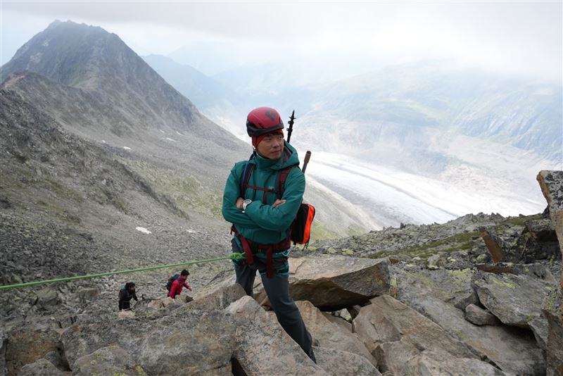 八弟展開高難度攀登。（圖／三立提供）