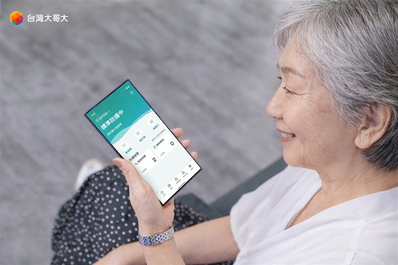 台灣大自行研發「反詐戰警」APP，針對常見詐騙情境，運用AI即時攔截，並提供65歲以上用戶「標準方案」終身免費。（圖／台灣大提供）