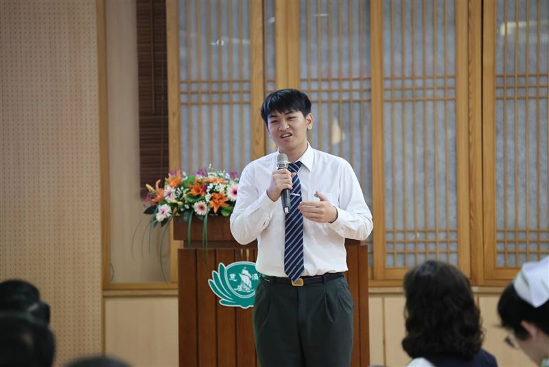 黃賀榆是國風國中的校友，他以自身求學和經驗，鼓勵更多新生代一起加入護理行列。（圖／翻攝畫面）