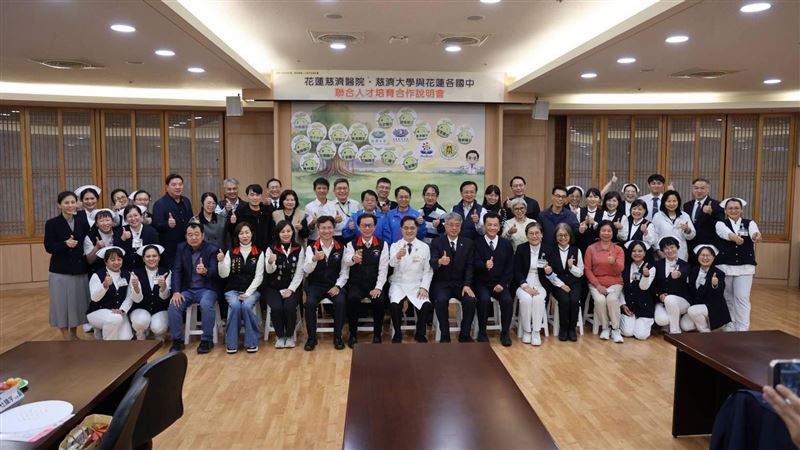 「百萬成星‧護理有光」育才計畫於27日啟動，花蓮慈濟醫院、慈濟大學以及花蓮縣教育處、18所國中校長及衛生局共同響應。 （圖／翻攝畫面）