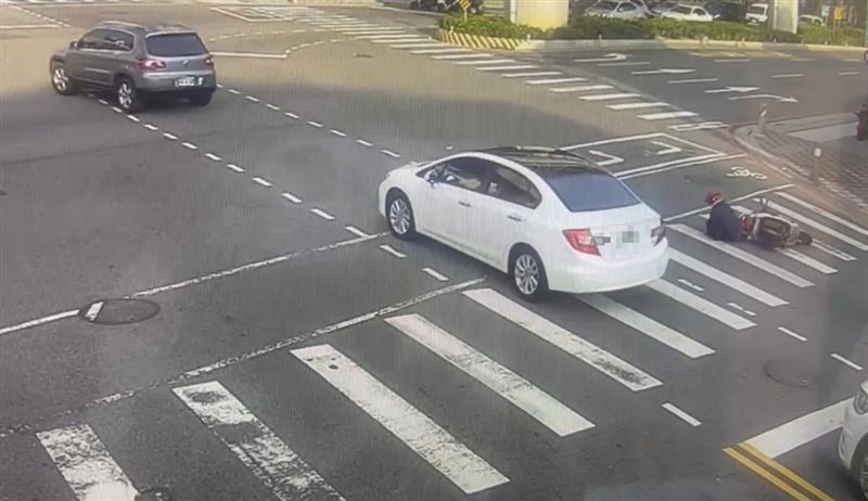 66歲女騎士被路人攙扶起身後，竟然直接騎車離開，讓被追撞的林姓女騎士原地錯愕。(圖／翻攝畫面)